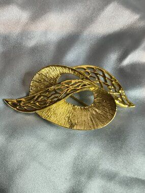 Gold Tone Celebrity N.Y. Brooch